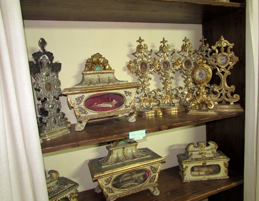 La Collegiata di San Giuliano impreziosita da una raccolta di reliquie di Santi
