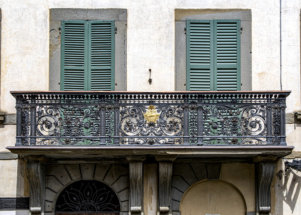 Torna a risplendere la storica ringhiera di Palazzo Ciaperoni